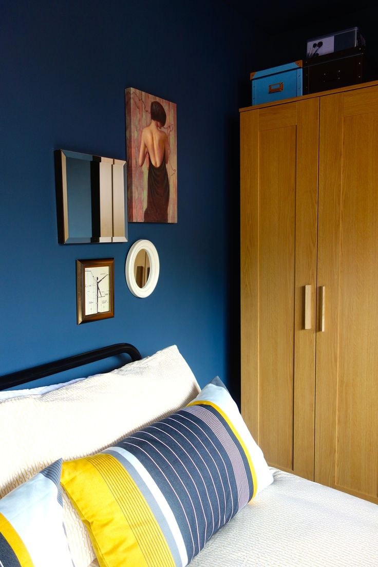 Синий шкаф в спальне