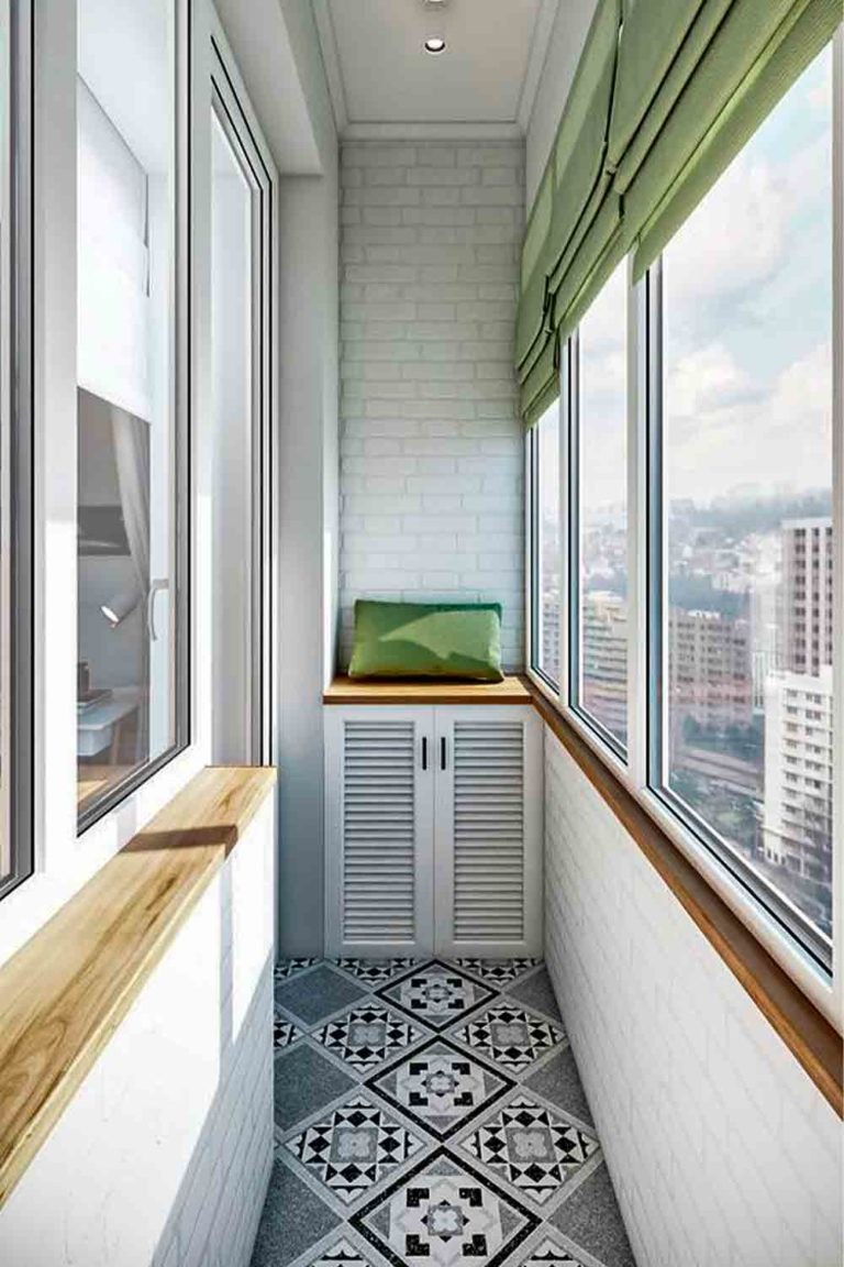 Маленький узкий балкон