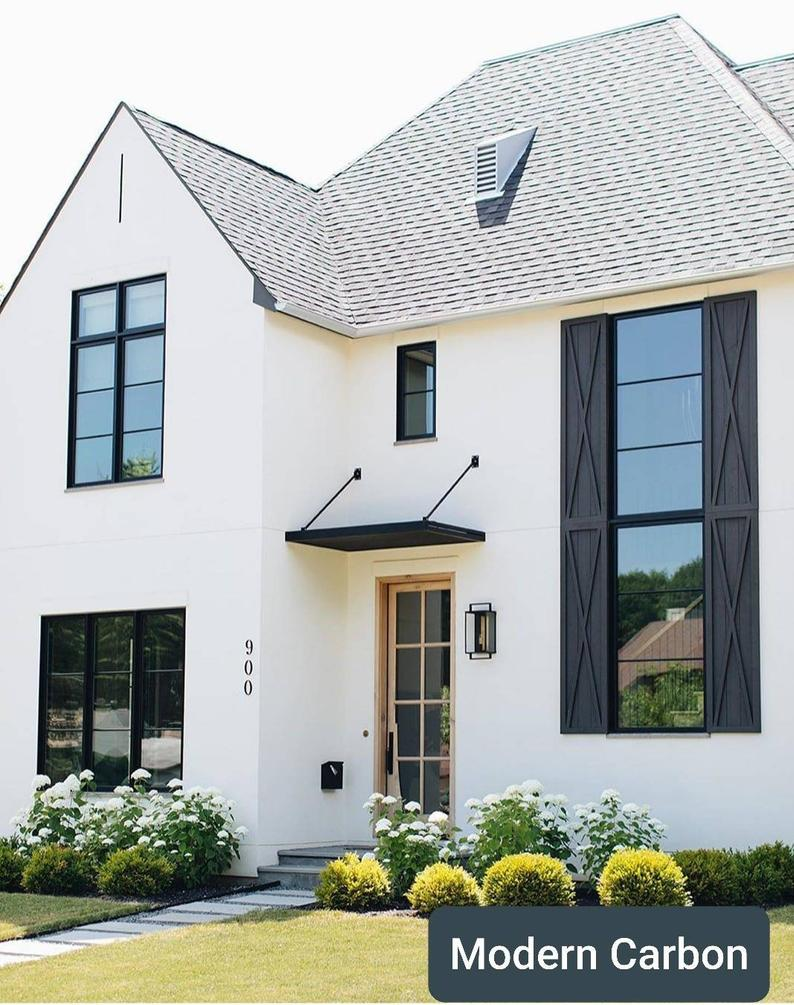 Дом черный с белыми ставнями