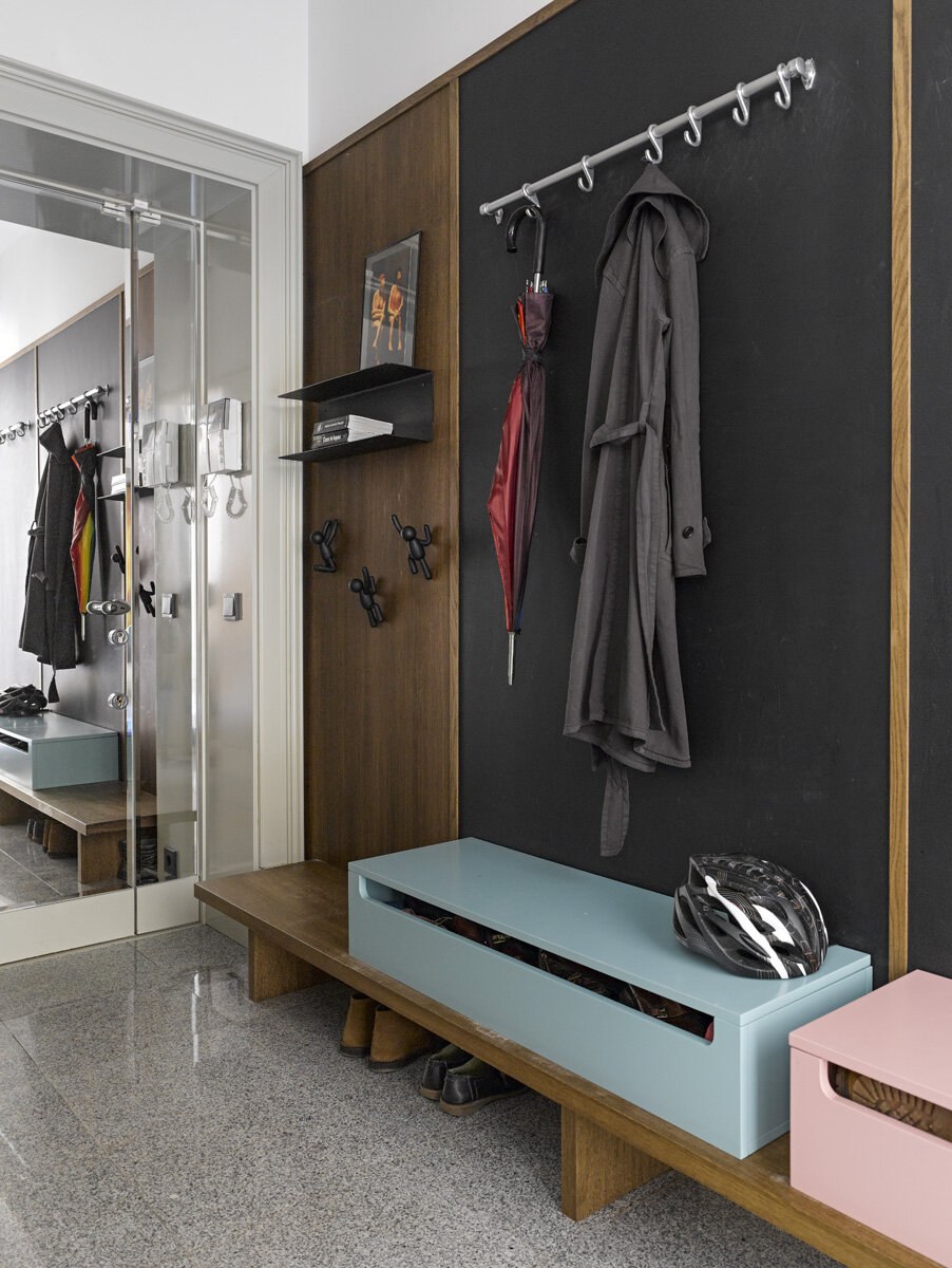 Стильная вешалка в прихожую