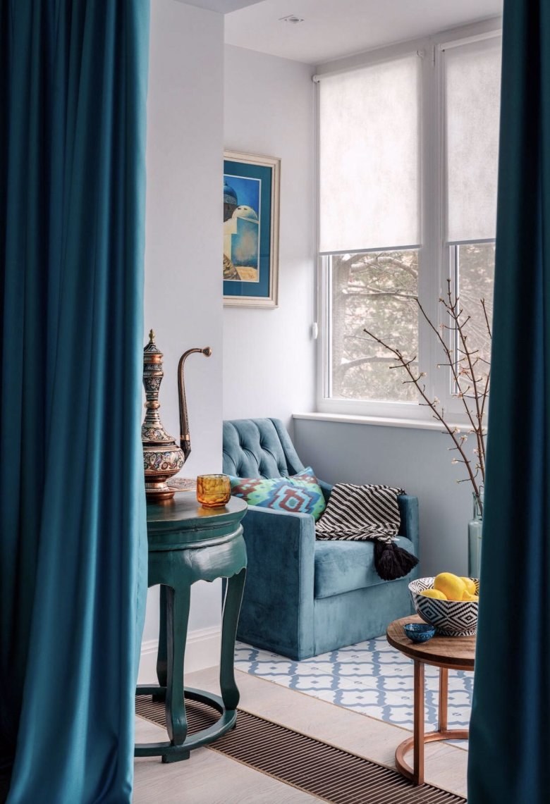 Голубые шторы в интерьере