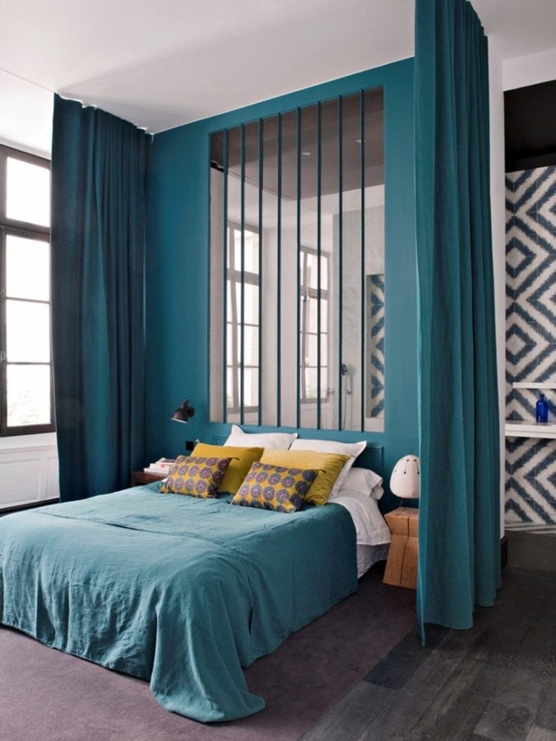 Синие шторы в спальне