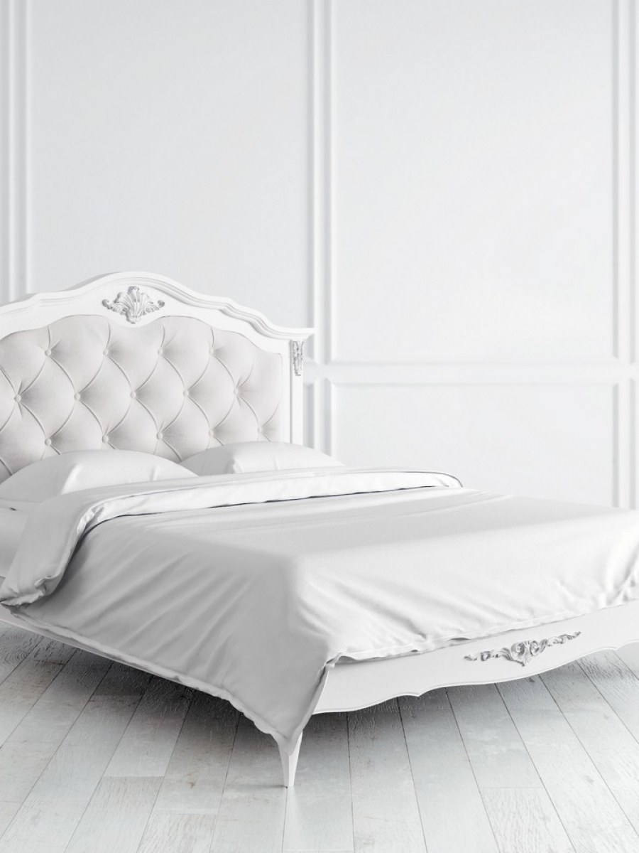 Белая кровать с мягким изголовьем