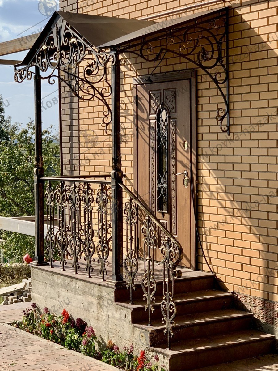 Крыльцо с кованными перилами
