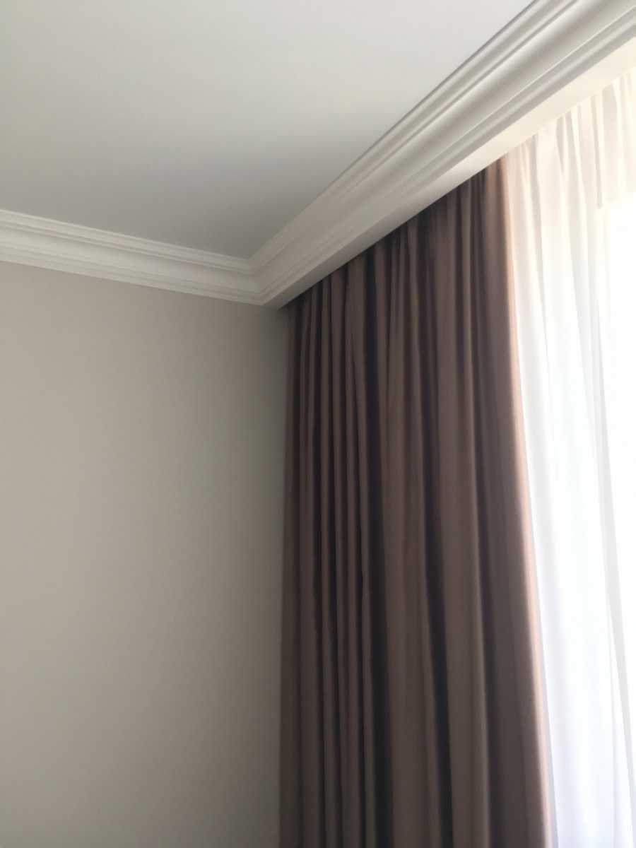 Натяжной потолок с карнизом для штор