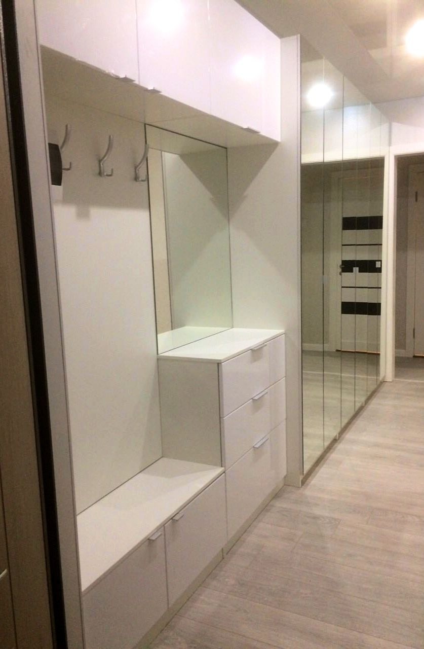 Узкая прихожая с зеркалом