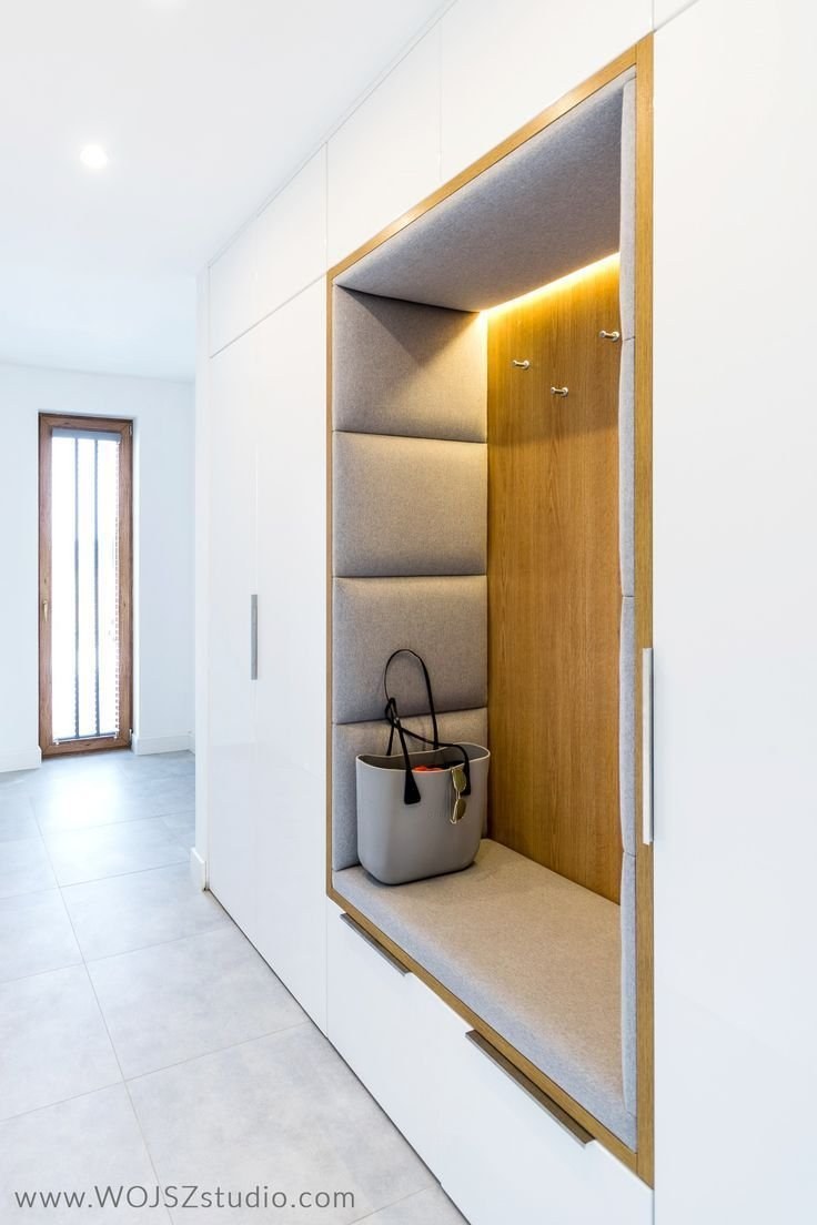 Шкаф в длинный узкий коридор