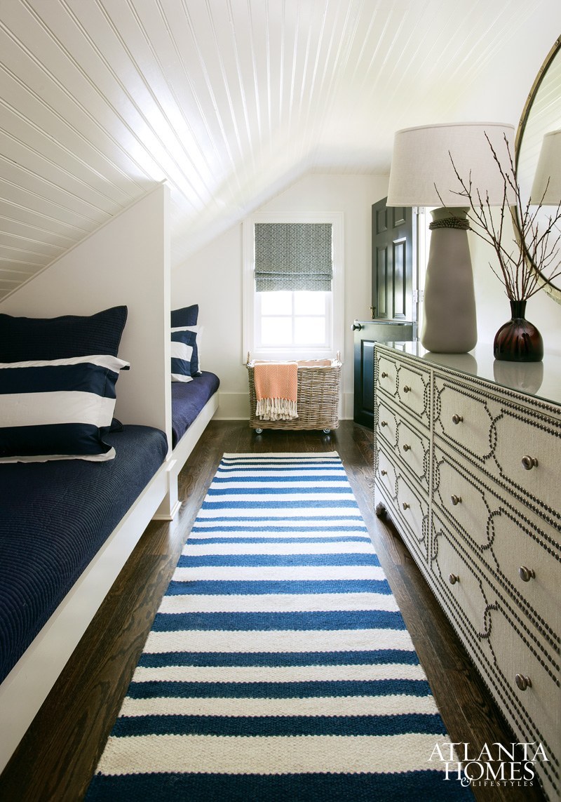 Интерьер узкой комнаты