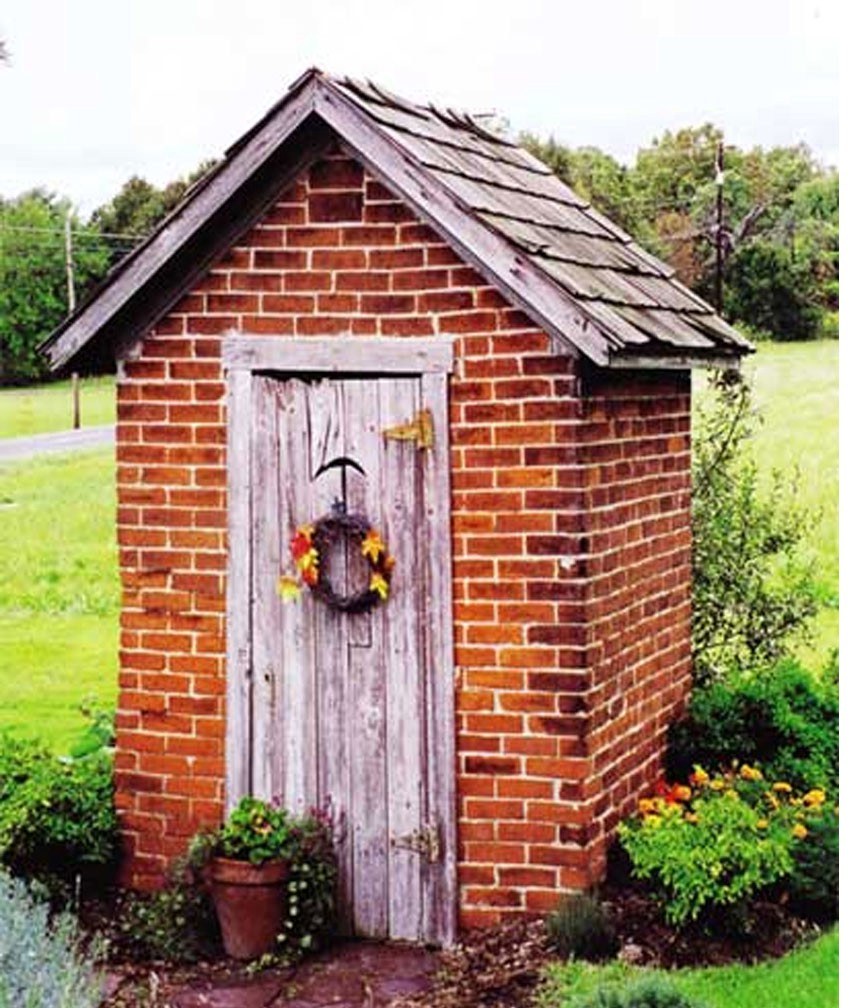 Уличный туалет из кирпича
