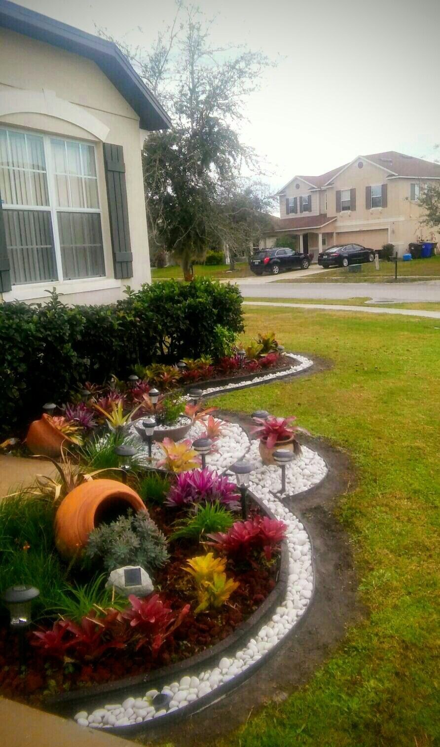 Дизайнерские клумбы перед домом