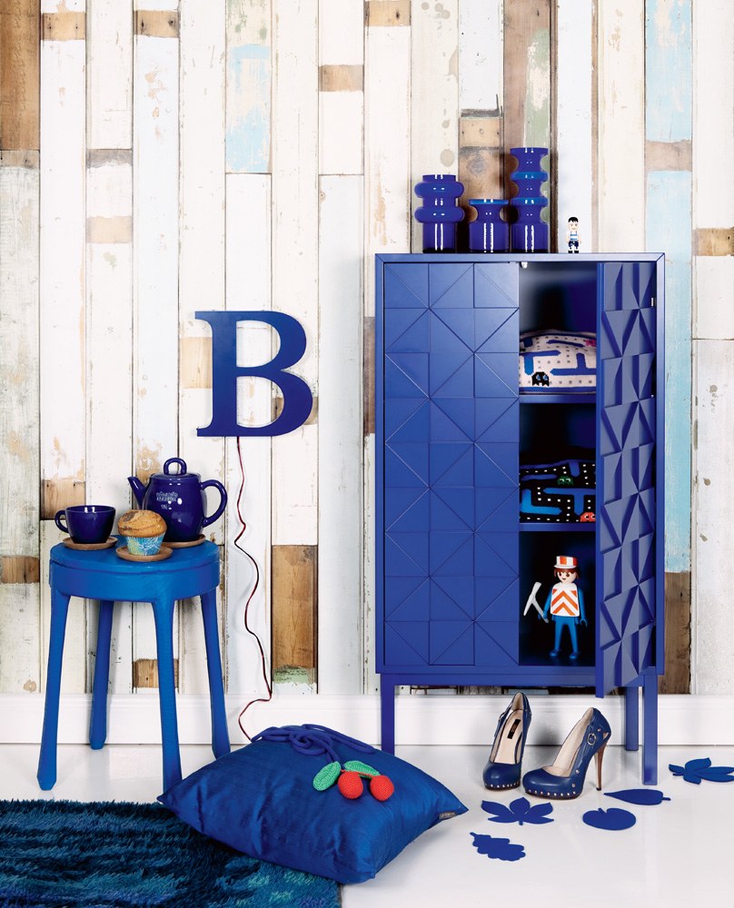 Декор с синими батареями