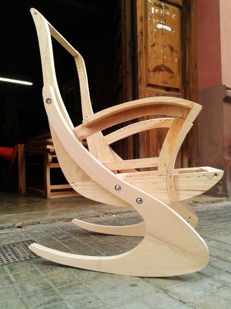 Кресло качалка из дерева