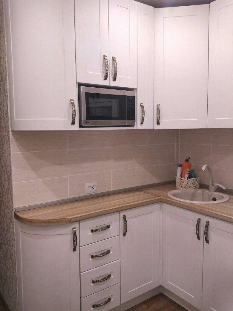 Маленькая белая угловая кухня