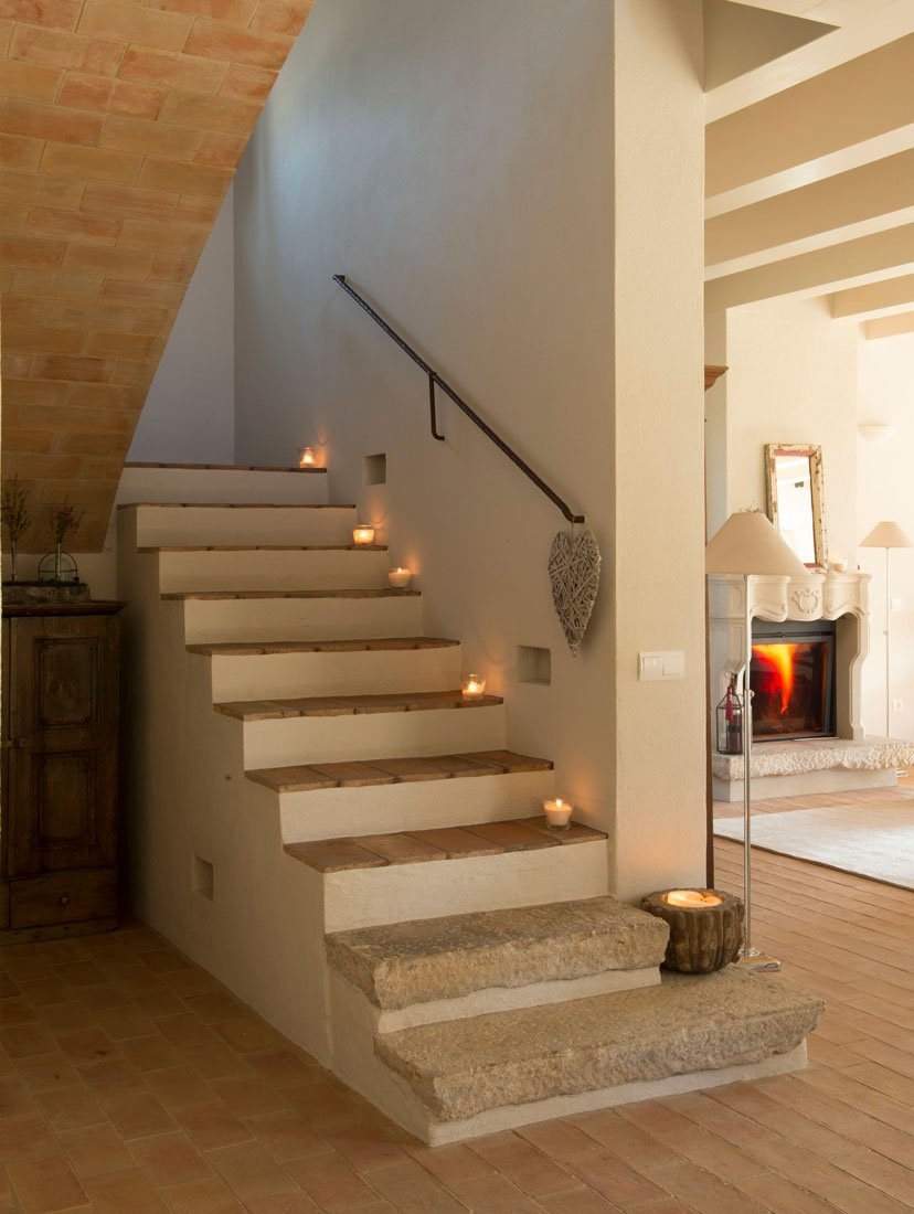 Отделка под лестницей