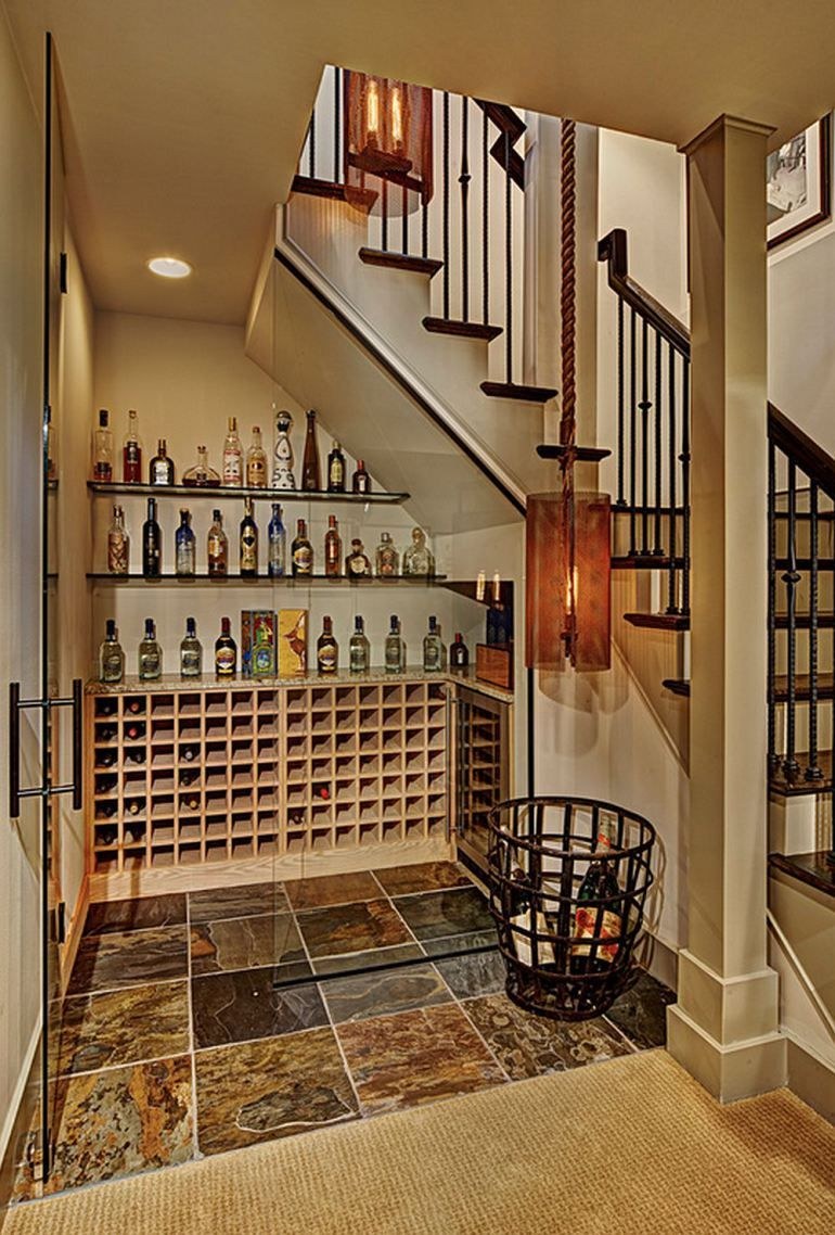 Лестница с кладовой