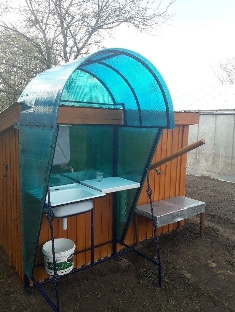 Навес для умывальника на даче из поликарбоната