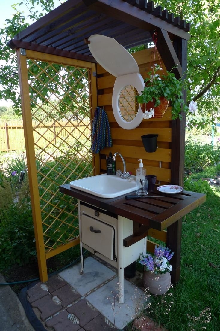 Умывальник в саду на даче
