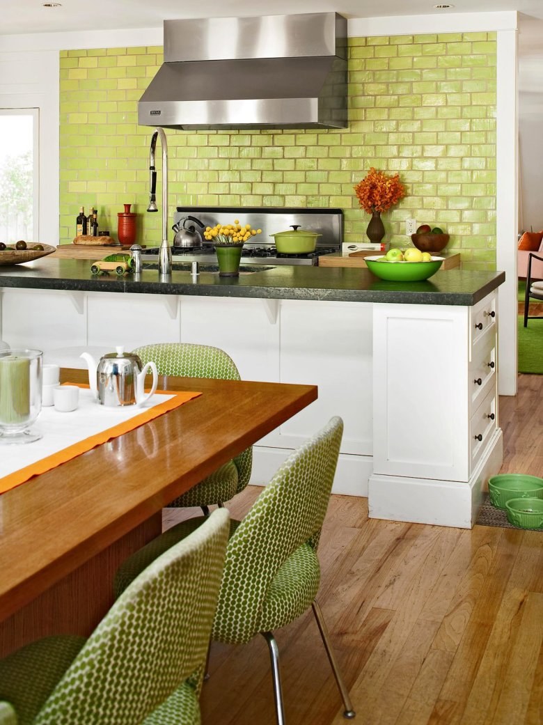 Кухня с зелеными стенами