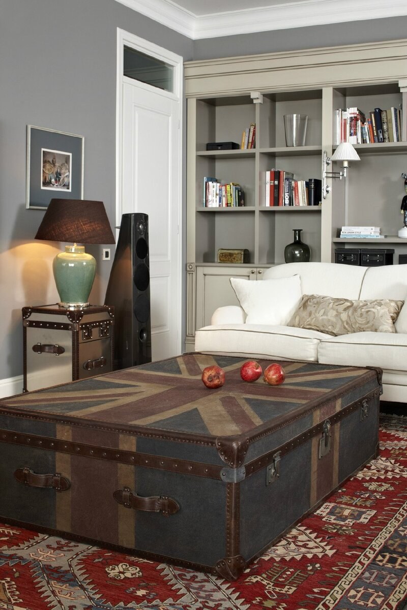 Сундук в интерьере гостиной