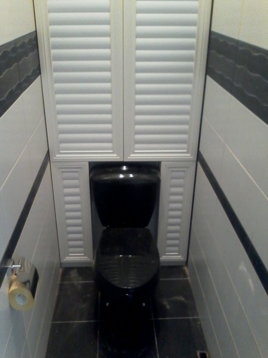 Шкаф в туалете за унитазом