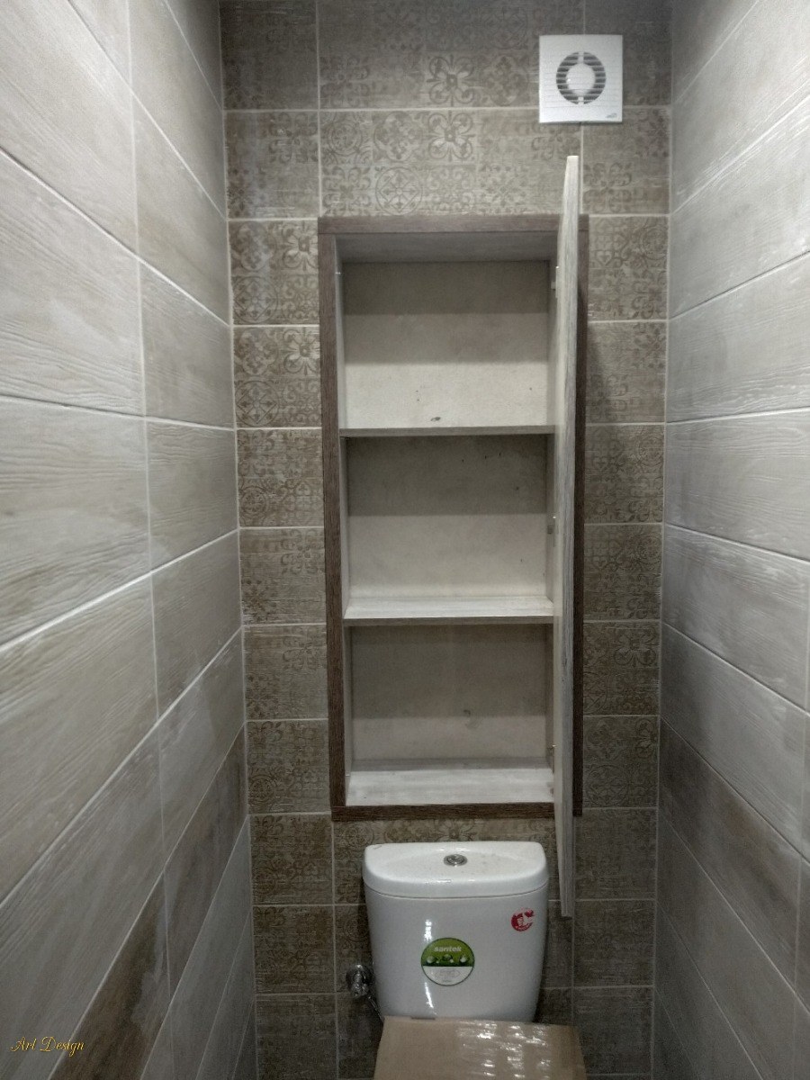 Шкаф в туалете над унитазо