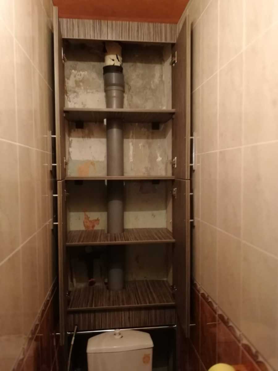 Полки за унитазом