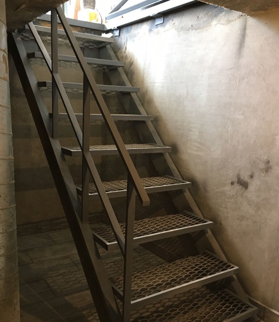 Лестница в подвал металлическая