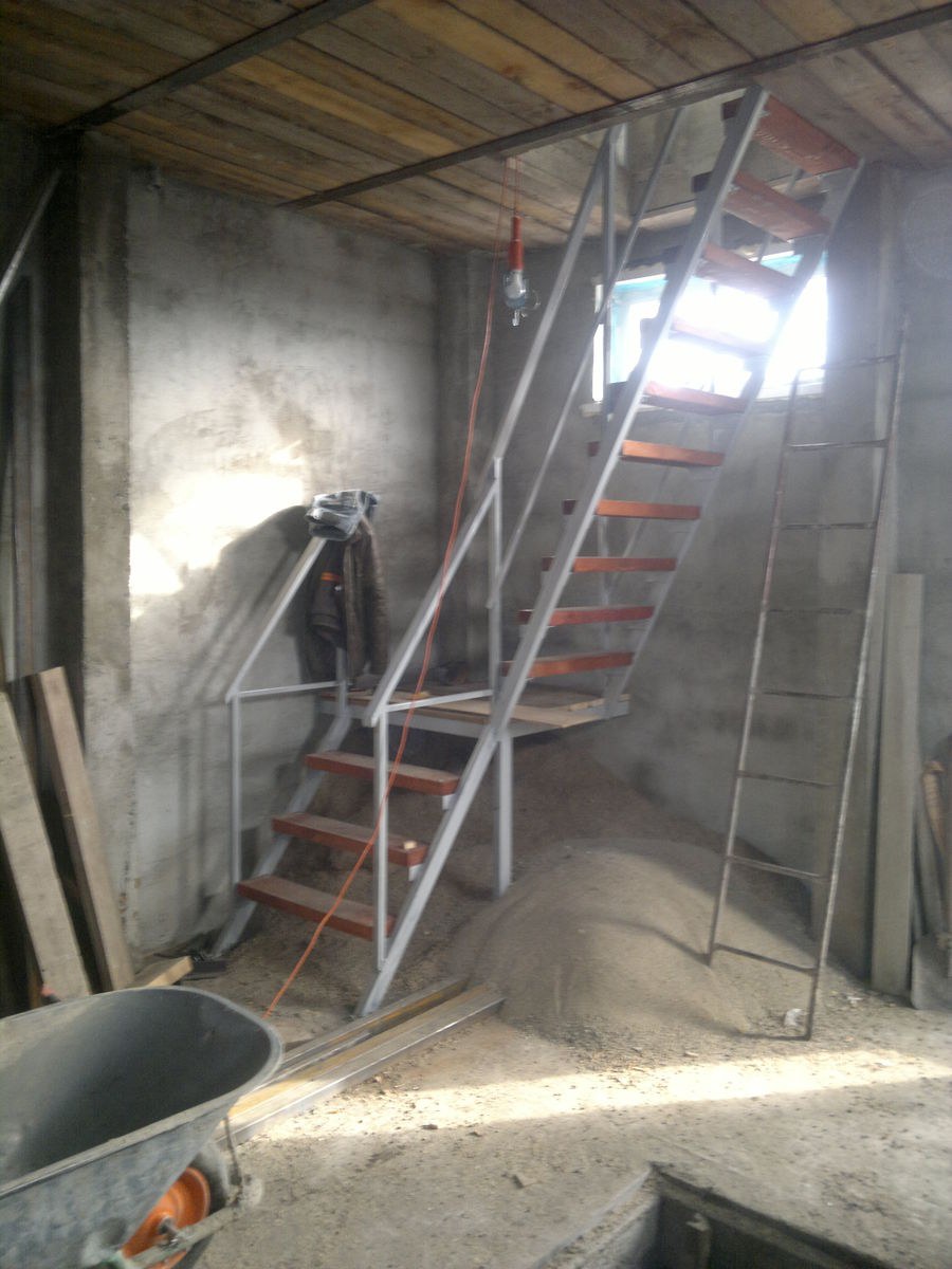 Металлическая лестница в гараже