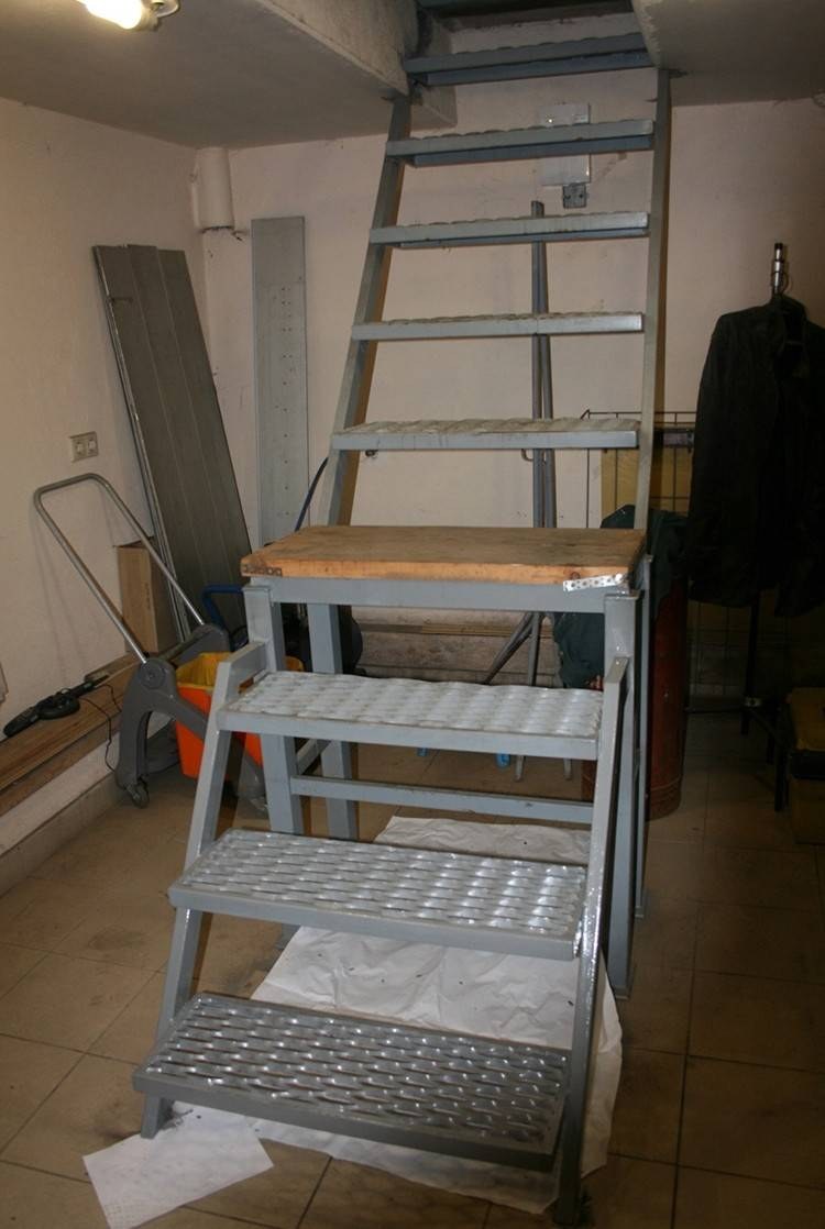 Лестница в подвал гаража