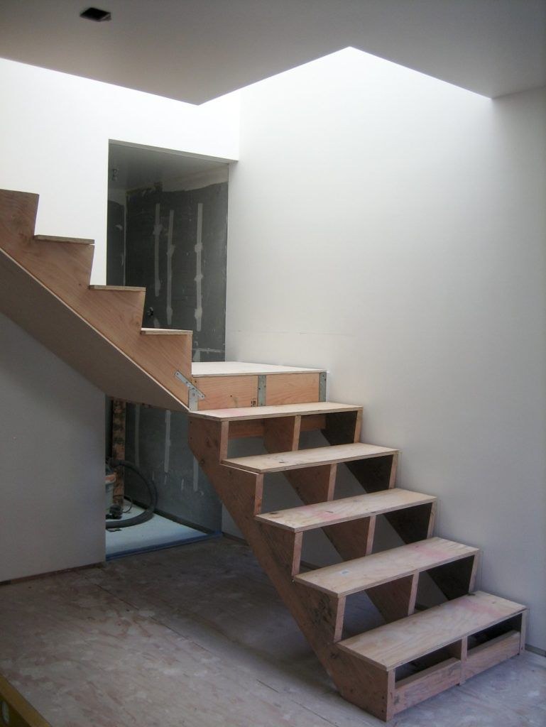 Лестница в цокольный этаж