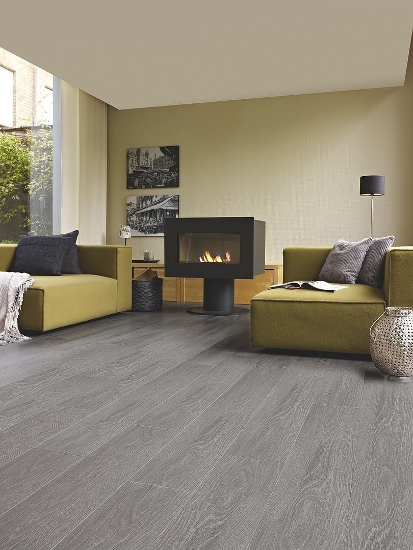 Серый ламинат в интерьере гостиной