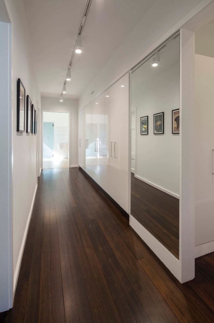 Трековые светильники в коридоре