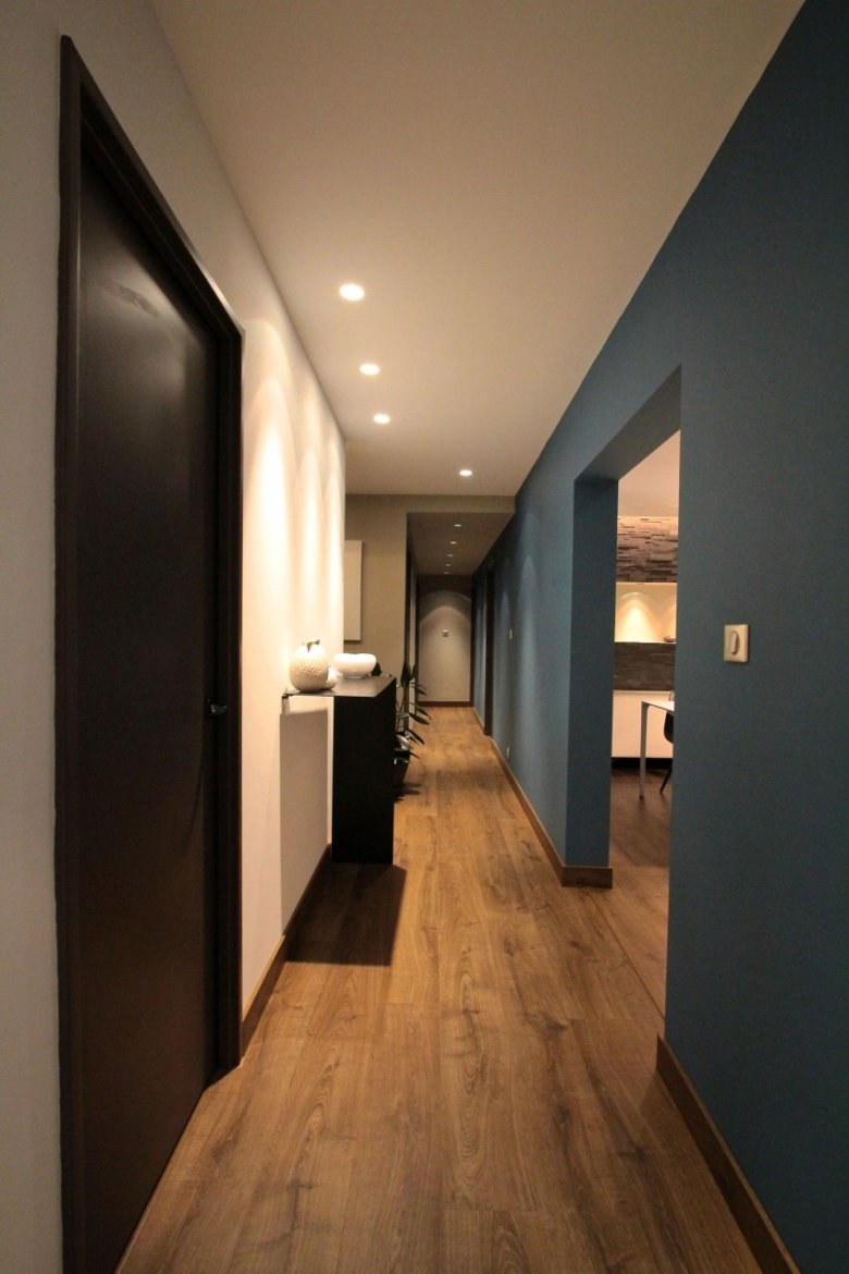 Коричневые стены в коридоре