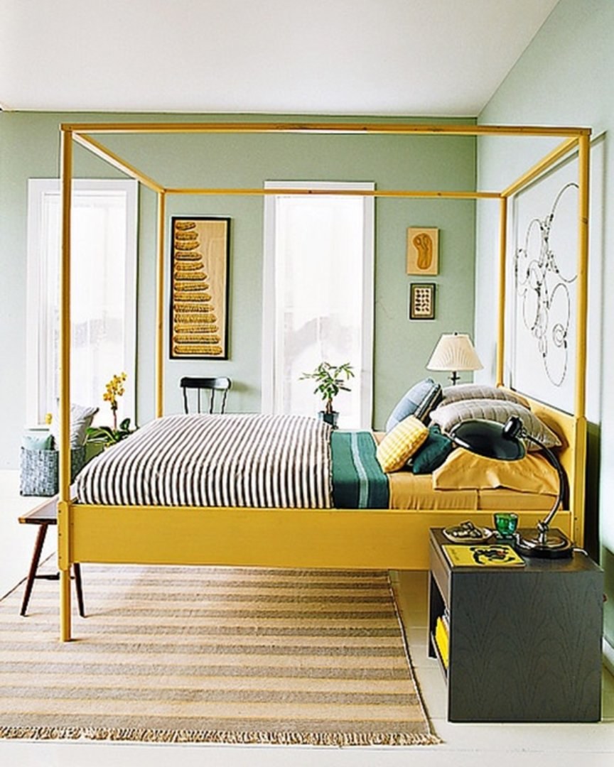 Спальня в горчичных тонах