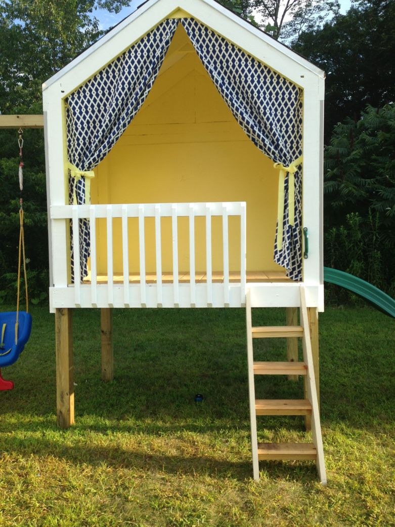 Детский домик в саду