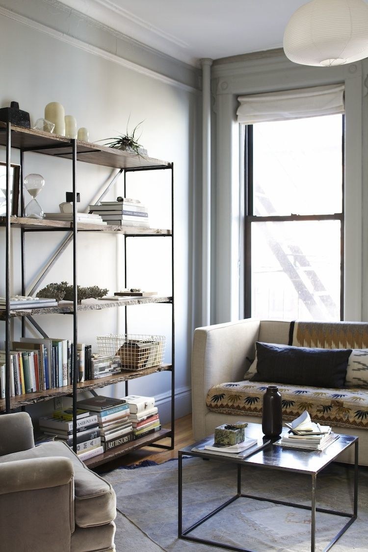 Стеллажи в интерьере гостиной