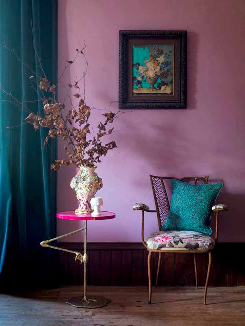 Фиолетовая стена