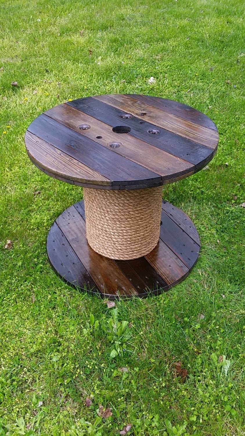 Стол из катушки для кабеля