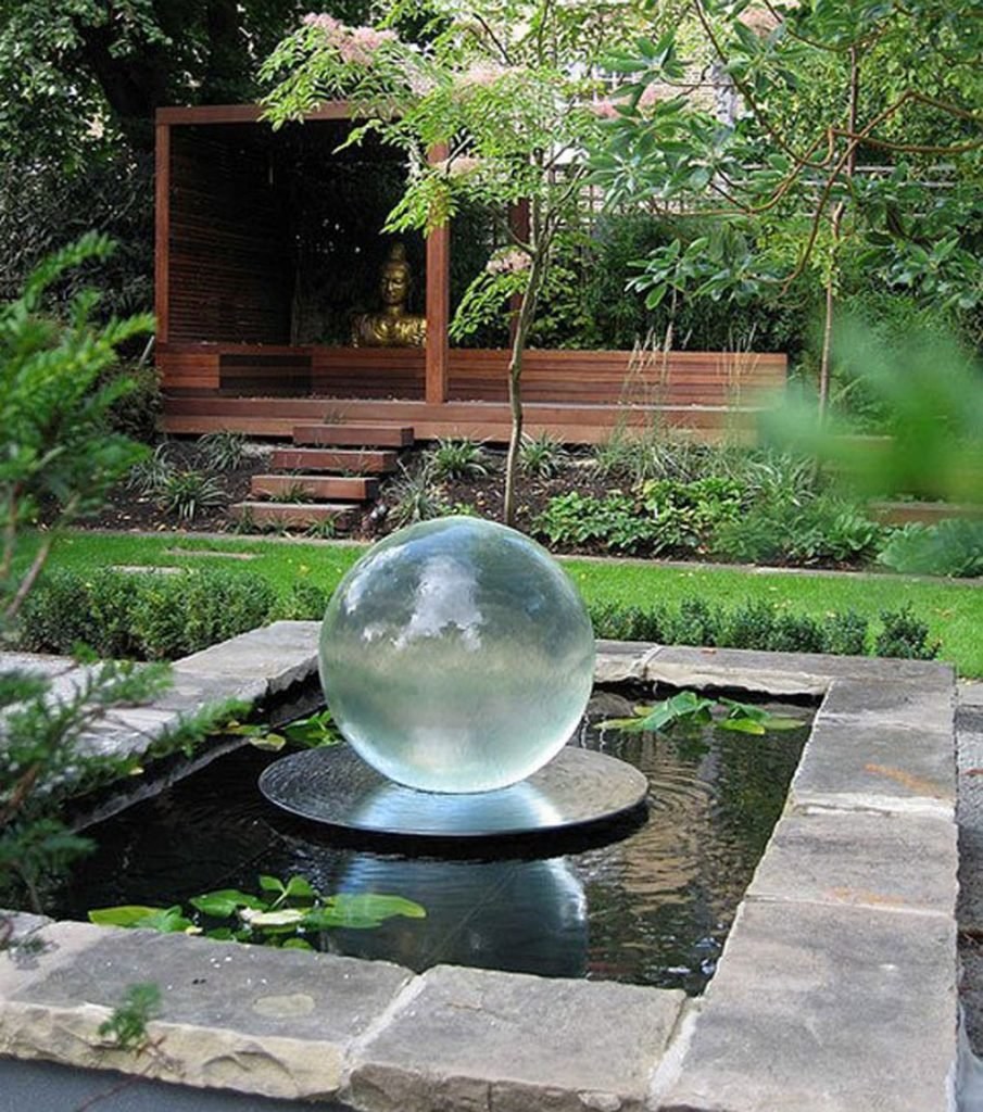 Фонтан в саду