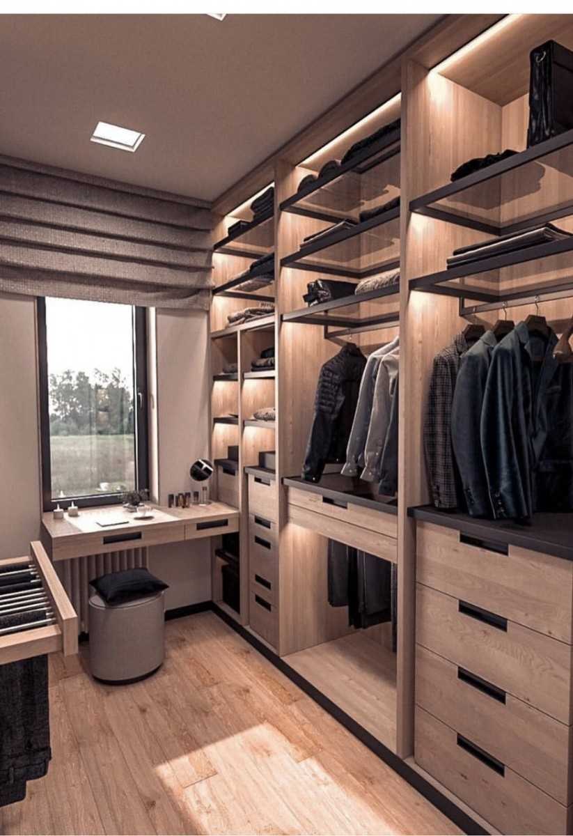 Гардеробная с окном