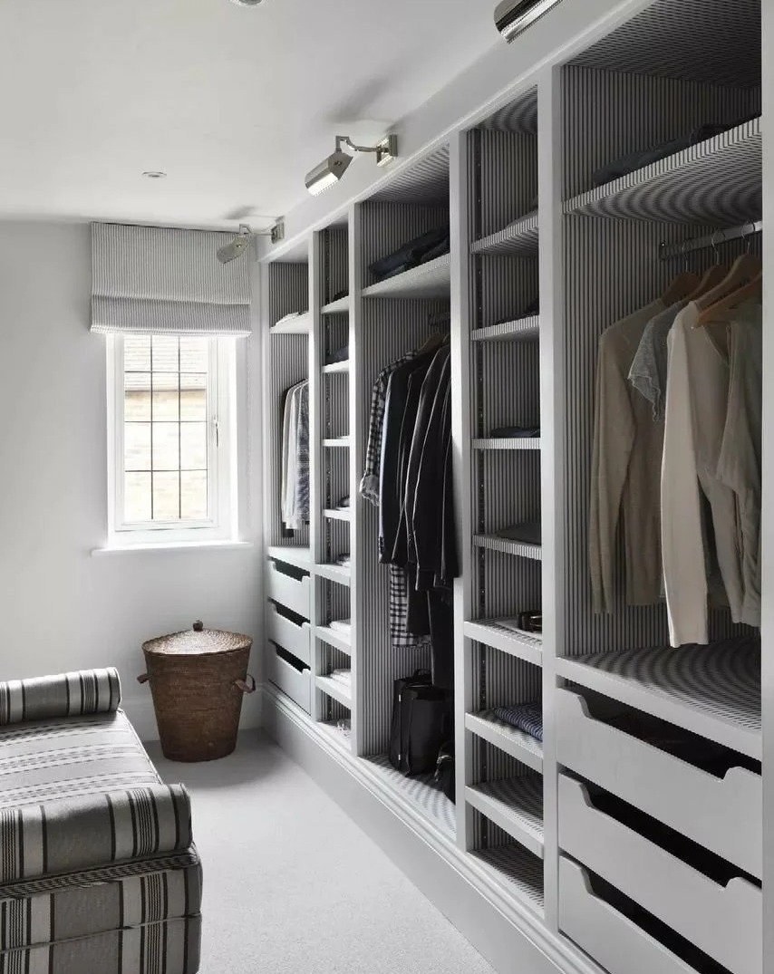 Гардеробная с окном