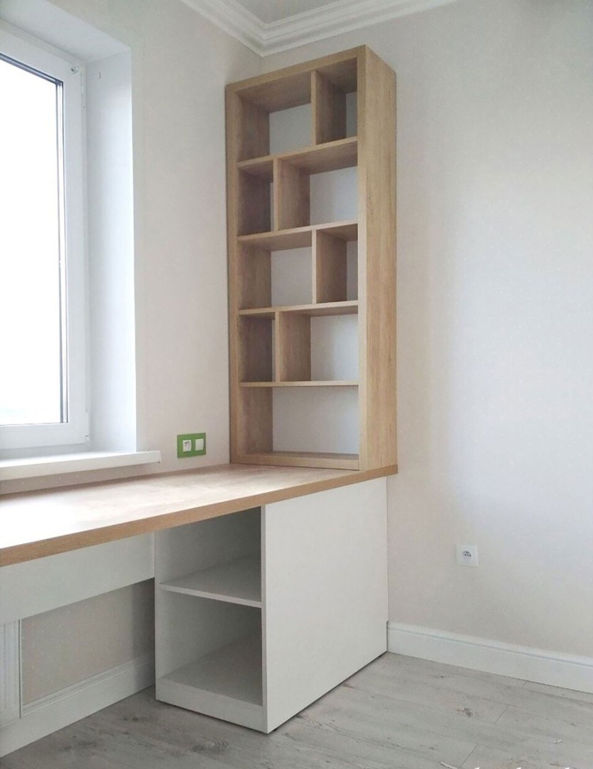 Стол возле окна с полками