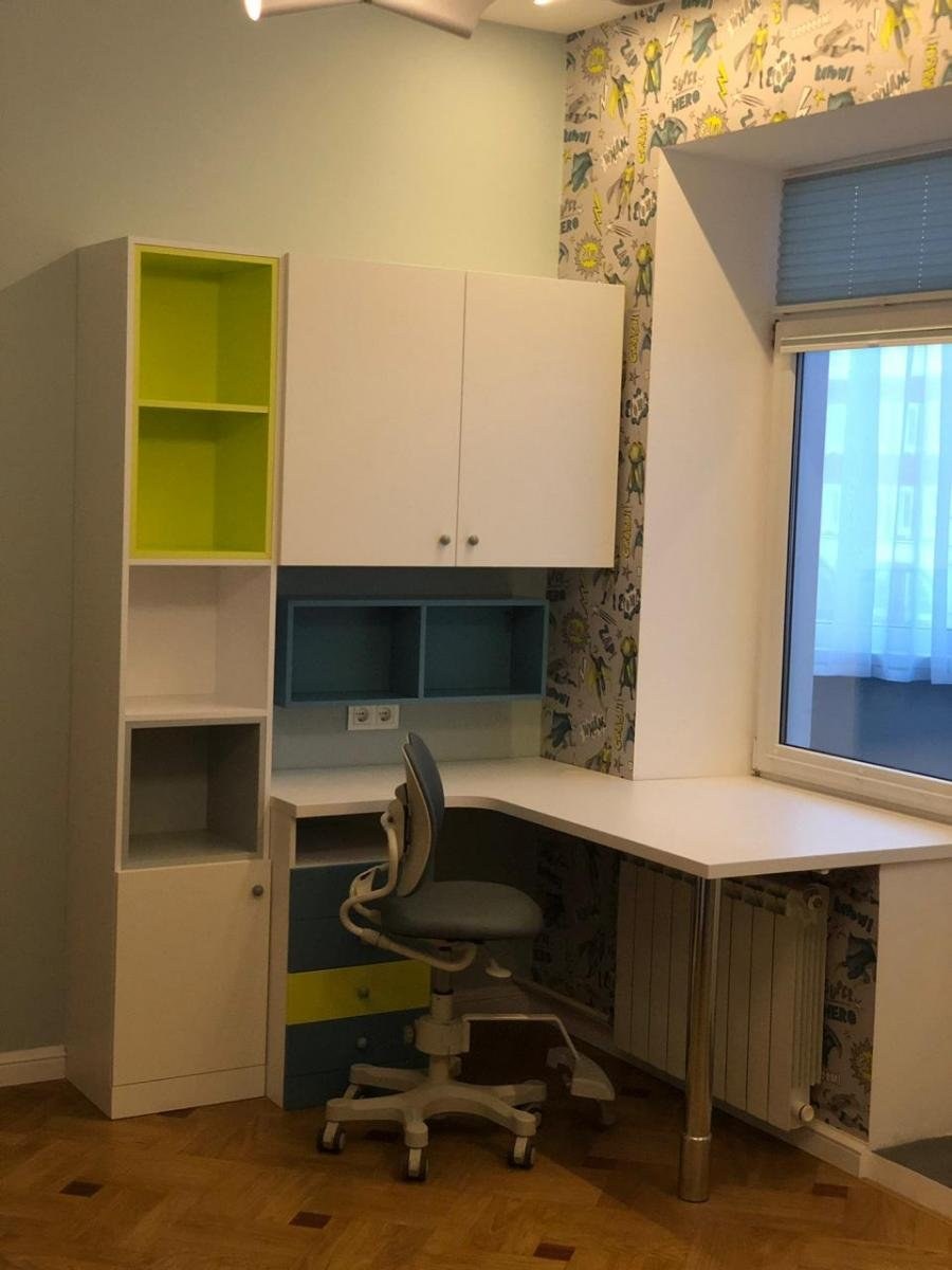 Письменный стол для школьника у окна