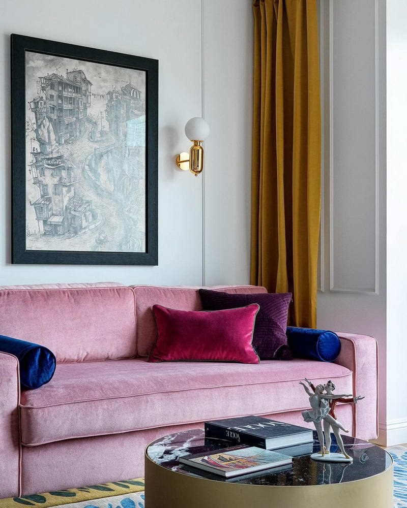 Яркий диван в интерьере