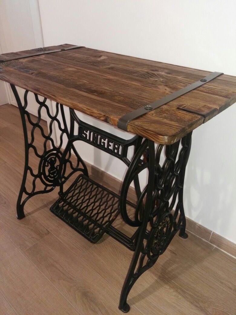Стол из станины швейной машинки Зингер