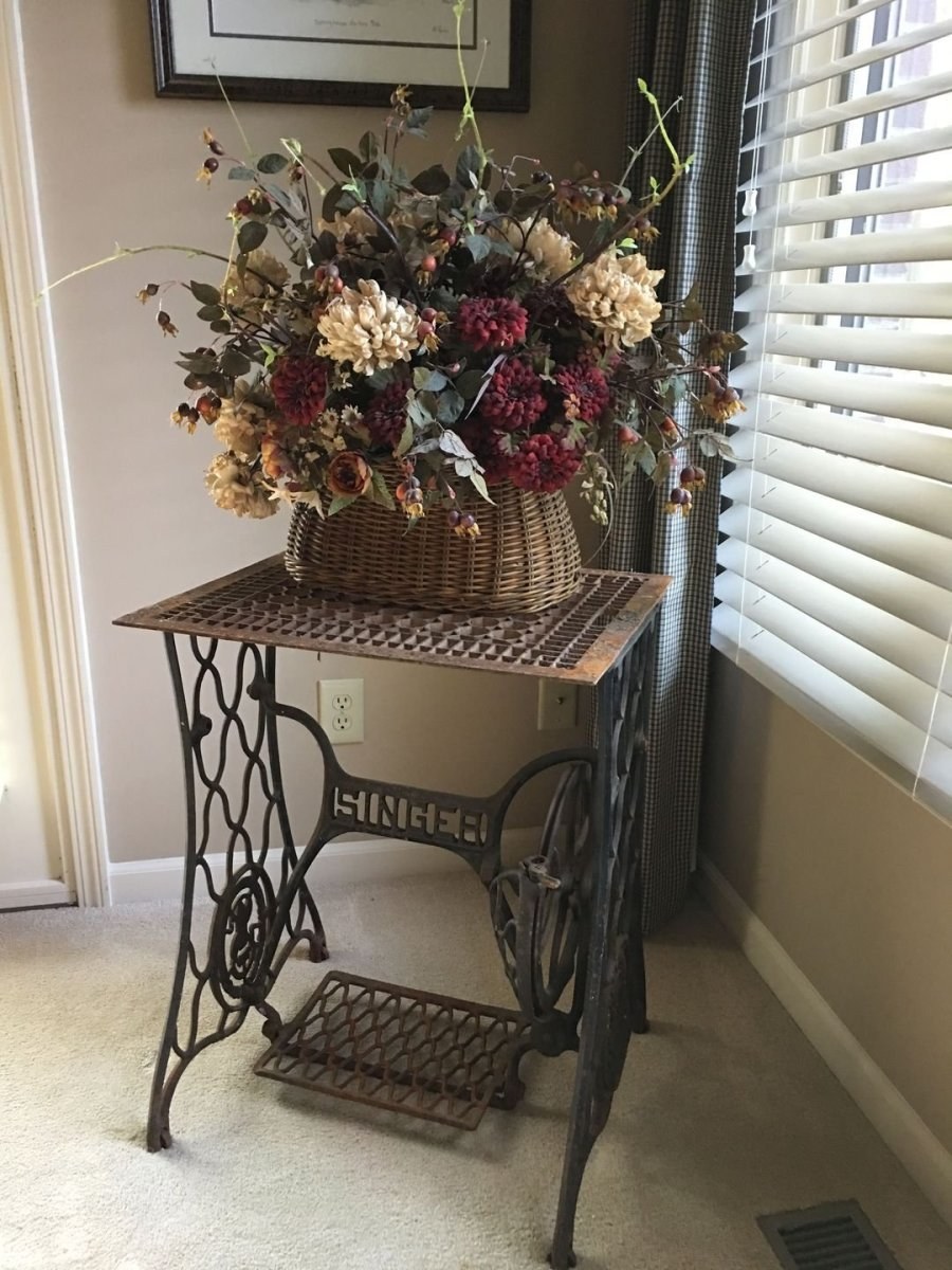 Столик из швейной станины машинки Зингер