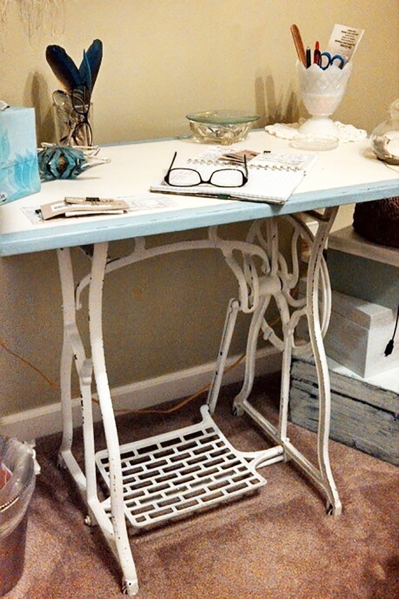 Столик из старой швейной машинки