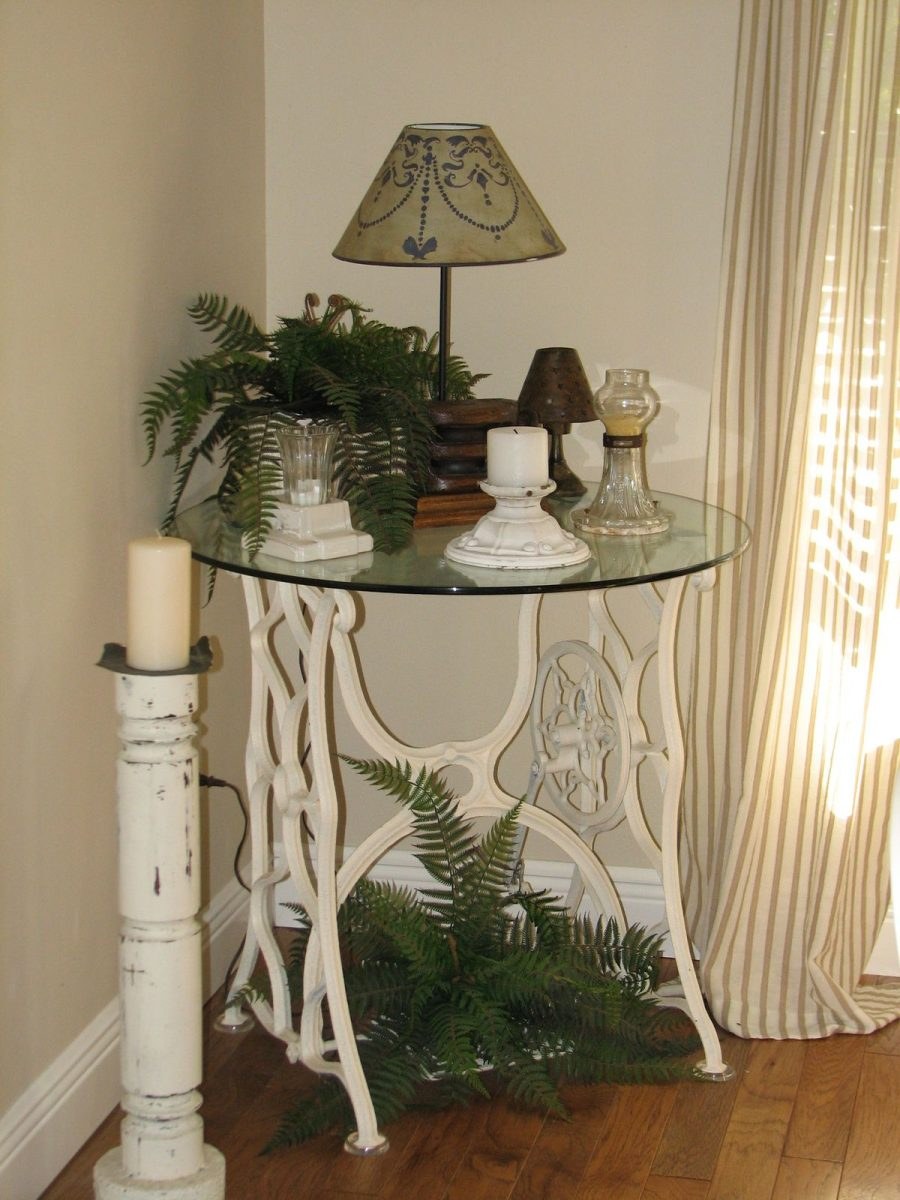 Столик из станины от швейной машинки Зингер в интерьере