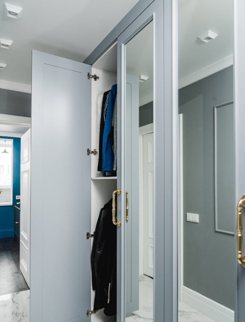 Шкаф с зеркальными дверями распашной