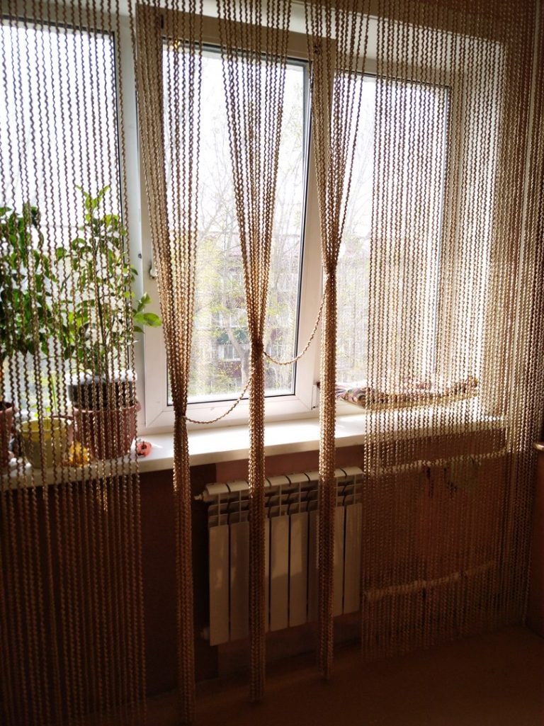 Нитяные шторы на балконе
